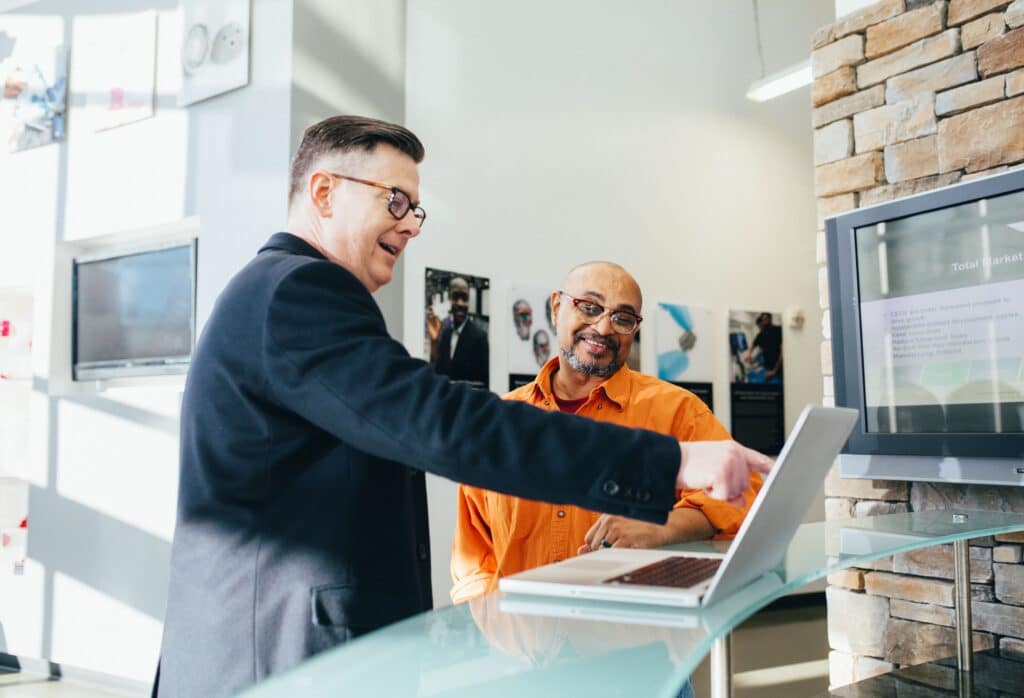 Zwei Personen besprechen IT-Kostenmodelle am Laptop (Foto: LinkedIn Sales Navigator / Pexels)